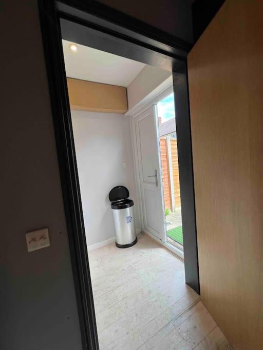 Newly Built Large Garden Ensuite Guest Studio Borehamwood Exteriör bild