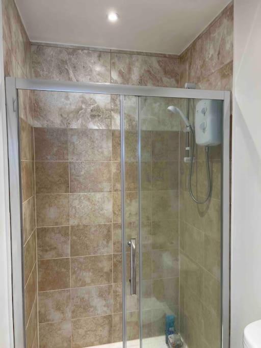 Newly Built Large Garden Ensuite Guest Studio Borehamwood Exteriör bild