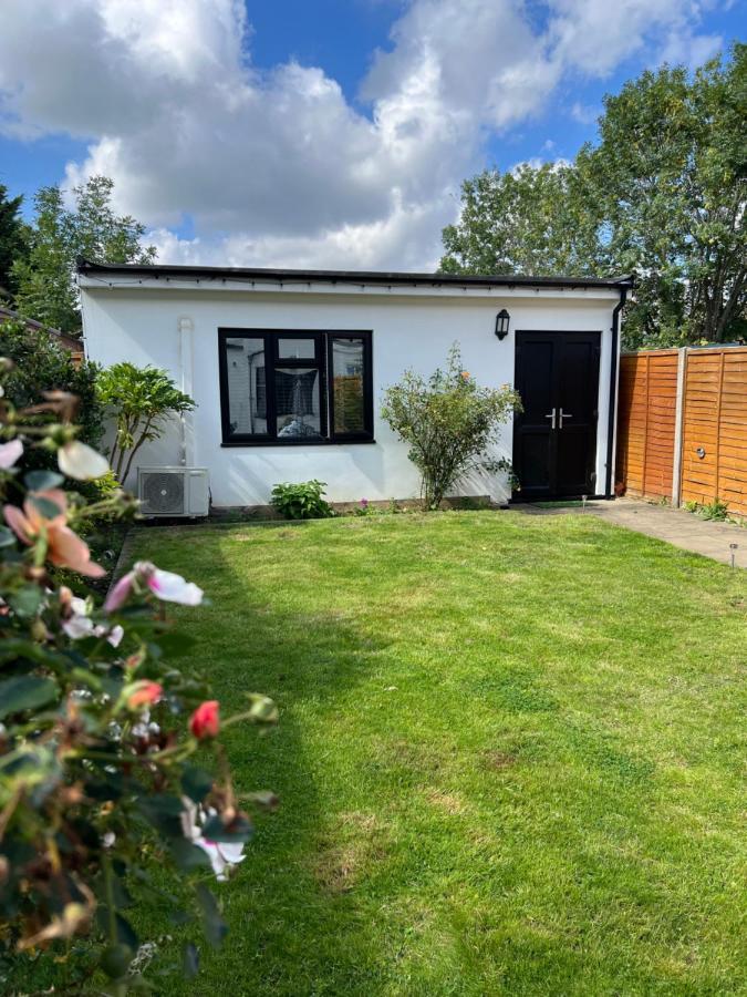 Newly Built Large Garden Ensuite Guest Studio Borehamwood Exteriör bild