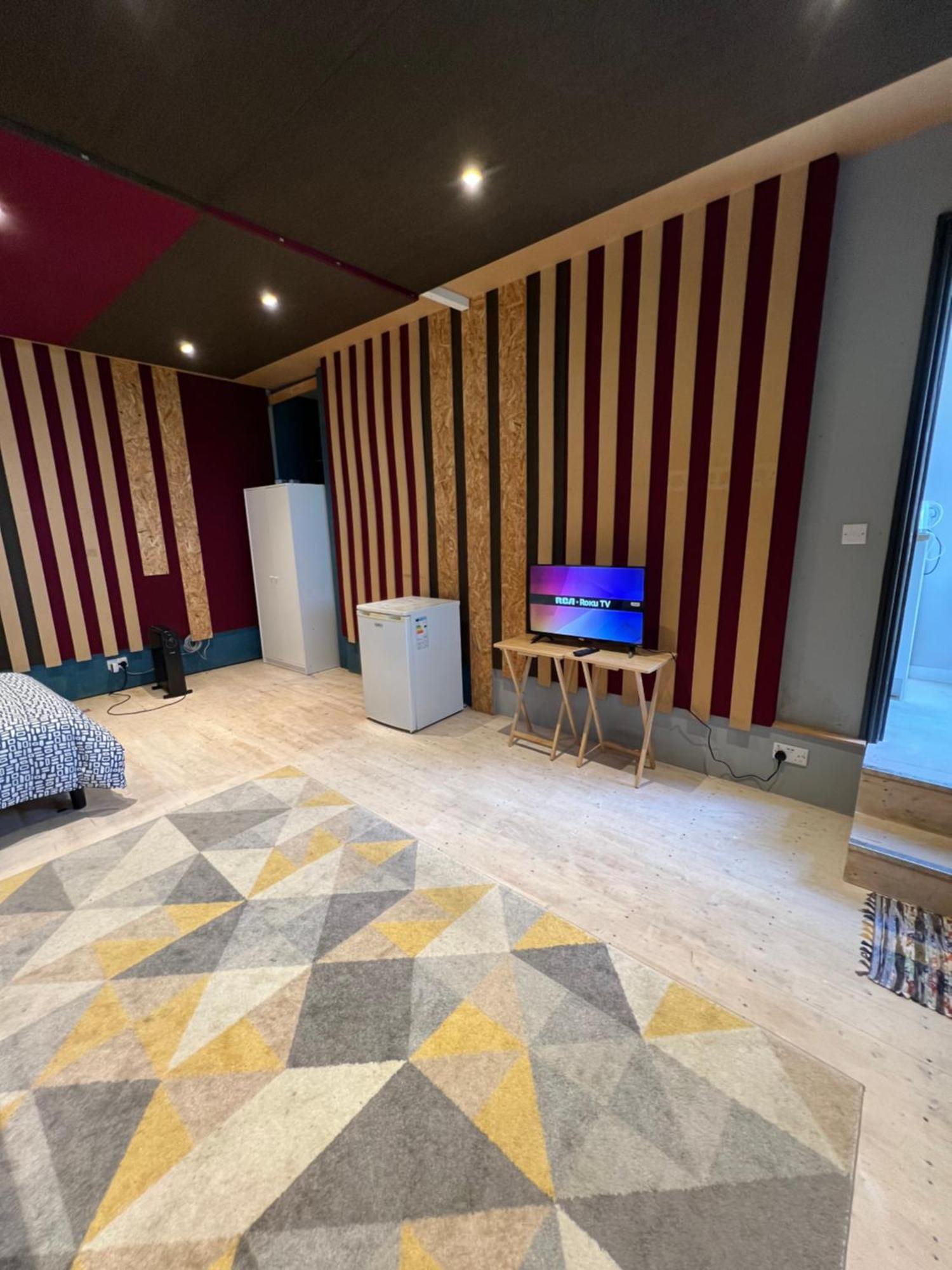 Newly Built Large Garden Ensuite Guest Studio Borehamwood Exteriör bild